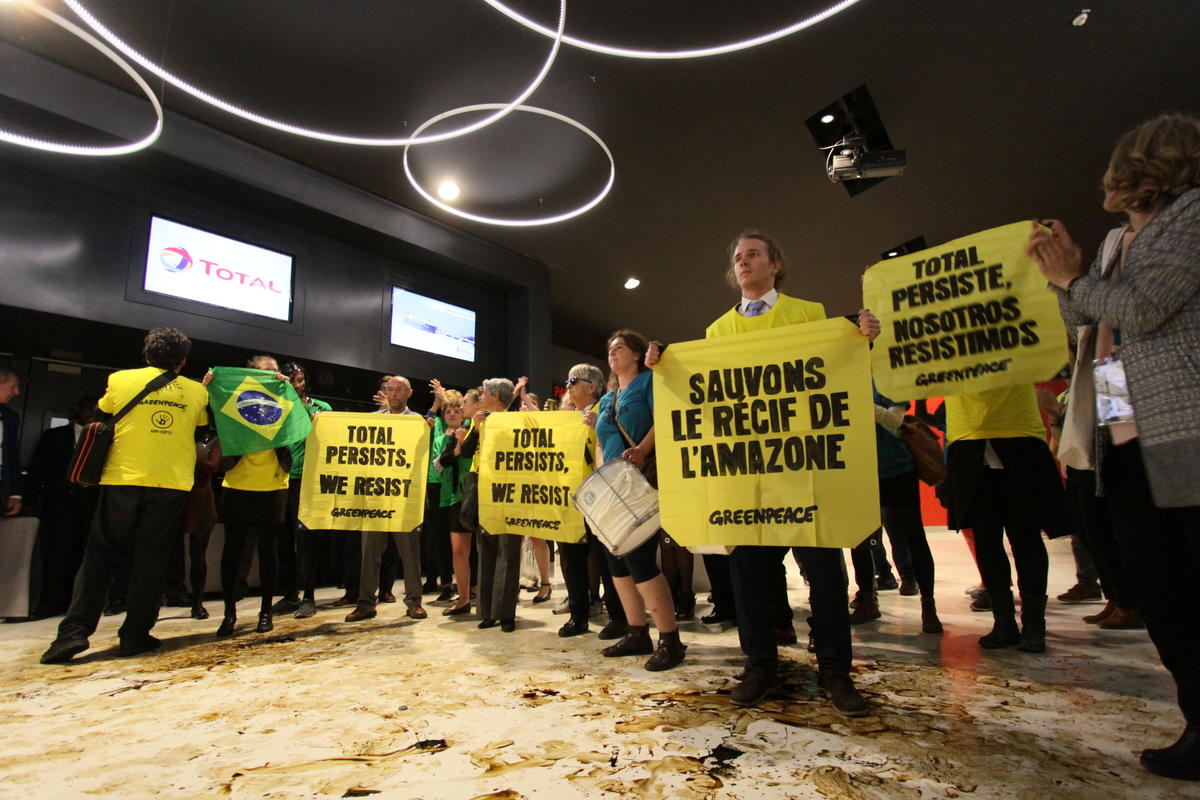 Activists at Total AGM 2018 in Paris. © Nastasia Froloff / Greenpeace
