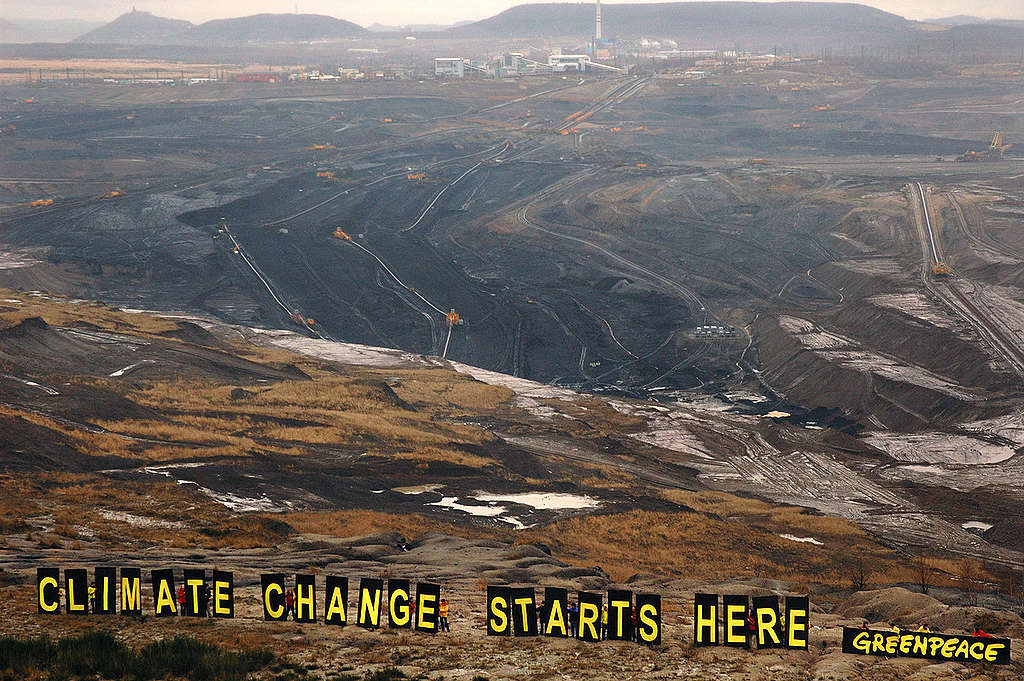 Climate Banner at Lignite Pit in Czech Republic. © Greenpeace / Ibra Ibrahimoviç Climate Banner at Lignite Pit in Czech Republic. © Greenpeace / Ibra Ibrahimoviç