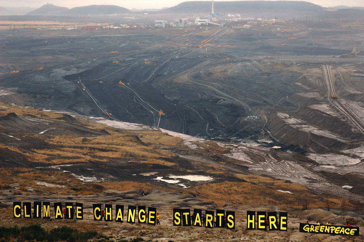 Climate Banner at Lignite Pit in Czech Republic. © Greenpeace / Ibra Ibrahimoviç