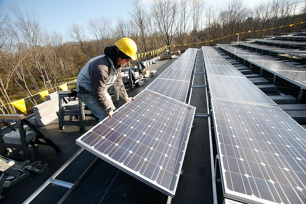 Solar Power: Photovoltaic Installation on University Roof. © Tim Shaffer / Greenpeace