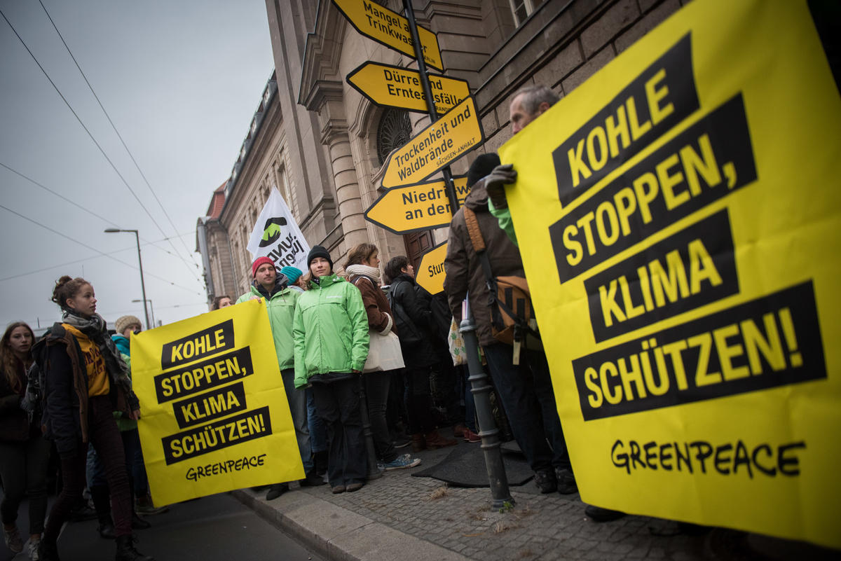Demonstration at Coal Commission Meeting in Berlin. © Ruben Neugebauer / Greenpeace