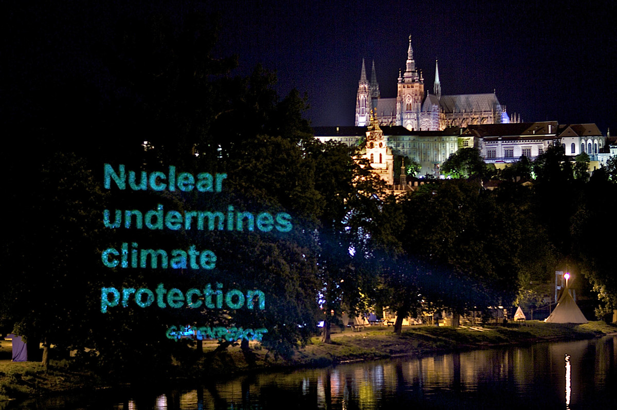 Climate action Projection in Prague. © Greenpeace / Pavel Horejsi
