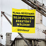 Protest against Ship with Soya Feed in Brake, Germany. © Daniel Müller / Greenpeace