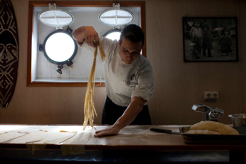 Cook on MY Esperanza. © Nick Cobbing / Greenpeace Cook on MY Esperanza. © Nick Cobbing / Greenpeace