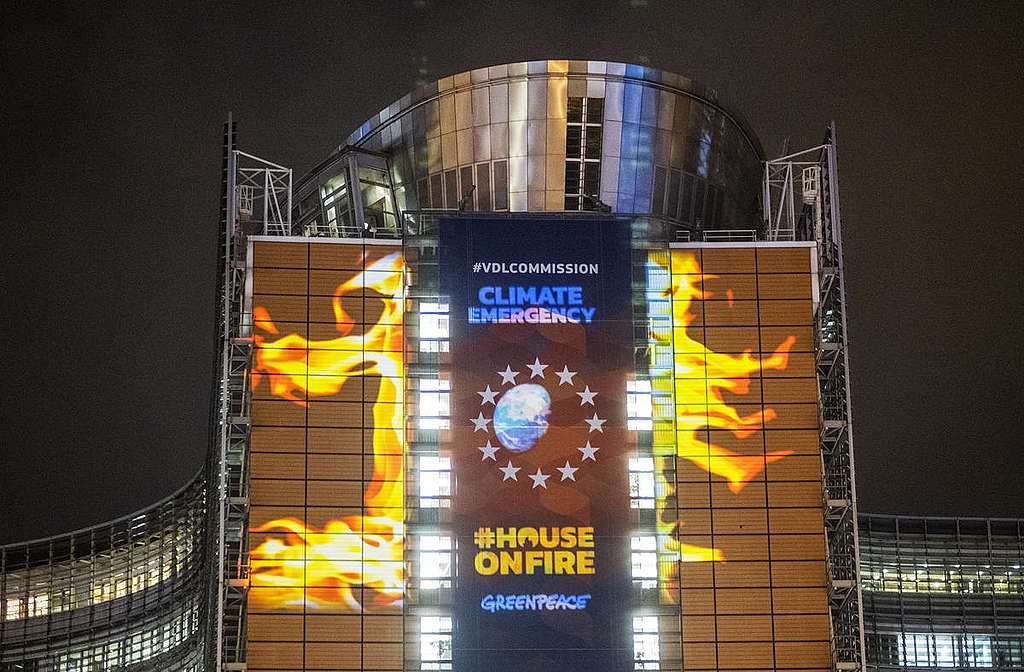 EU Climate Law Projection in Brussels. © Tim Dirven / Greenpeace