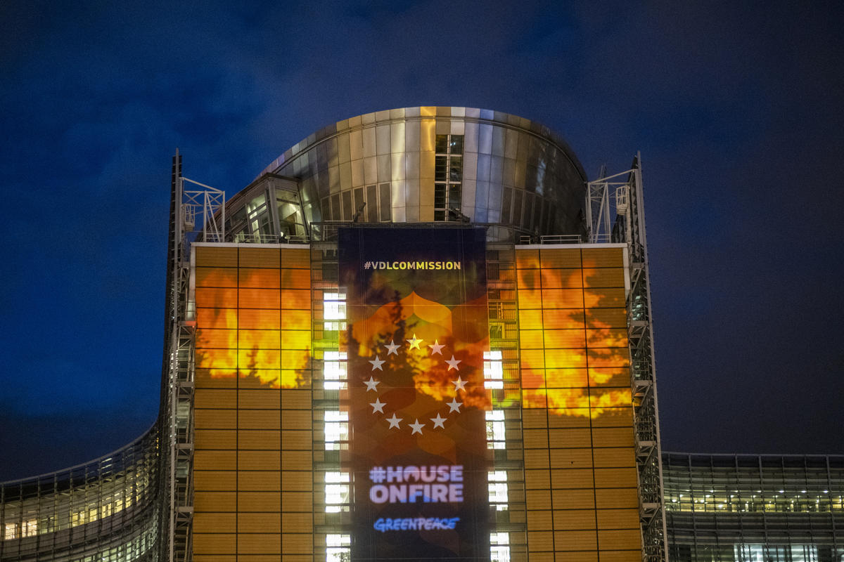 EU climate law projection. © Tim Dirven / Greenpeace