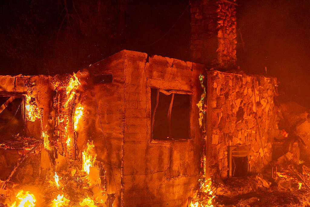 Hořící dům v Pine Canyon během požáru Lake Fire v kalifornské oblasti Lake Hughes (12. srpna 2020). Během několika prvních hodin zachvátil území o rozloze přes 10.000 akrů a zničil řadu domovů a budov v oblasti Pine Canyon. © David McNew / Greenpeace