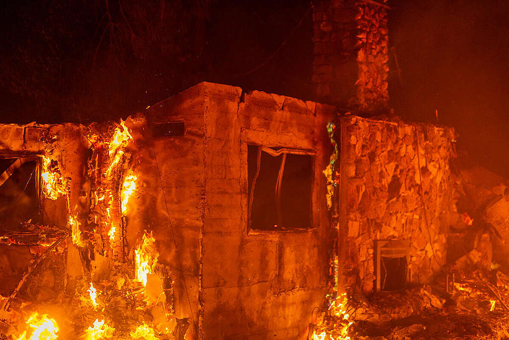 Hořící dům v Pine Canyon během požáru Lake Fire v kalifornské oblasti Lake Hughes (12. srpna 2020). Během několika prvních hodin zachvátil území o rozloze přes 10.000 akrů a zničil řadu domovů a budov v oblasti Pine Canyon. © David McNew / Greenpeace Hořící dům v Pine Canyon během požáru Lake Fire v kalifornské oblasti Lake Hughes (12. srpna 2020). Během několika prvních hodin zachvátil území o rozloze přes 10.000 akrů a zničil řadu domovů a budov v oblasti Pine Canyon. © David McNew / Greenpeace
