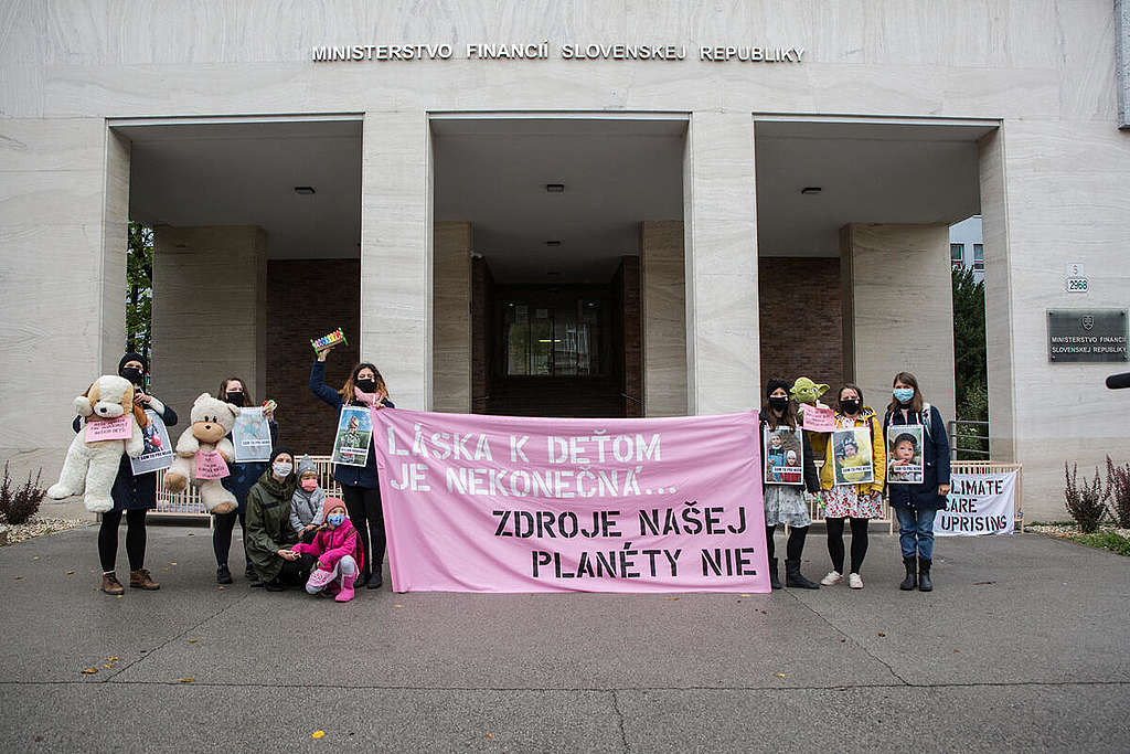 Coalition of Climate Movements Blocks Government Offices in Slovakia. © Michal Burza / Greenpeace Coalition of Climate Movements Blocks Government Offices in Slovakia. © Michal Burza / Greenpeace