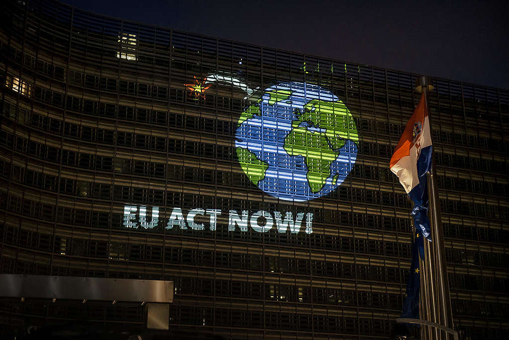 Projection for Climate Emergency at EU Commission in Brussels. © Eric De Mildt / Greenpeace