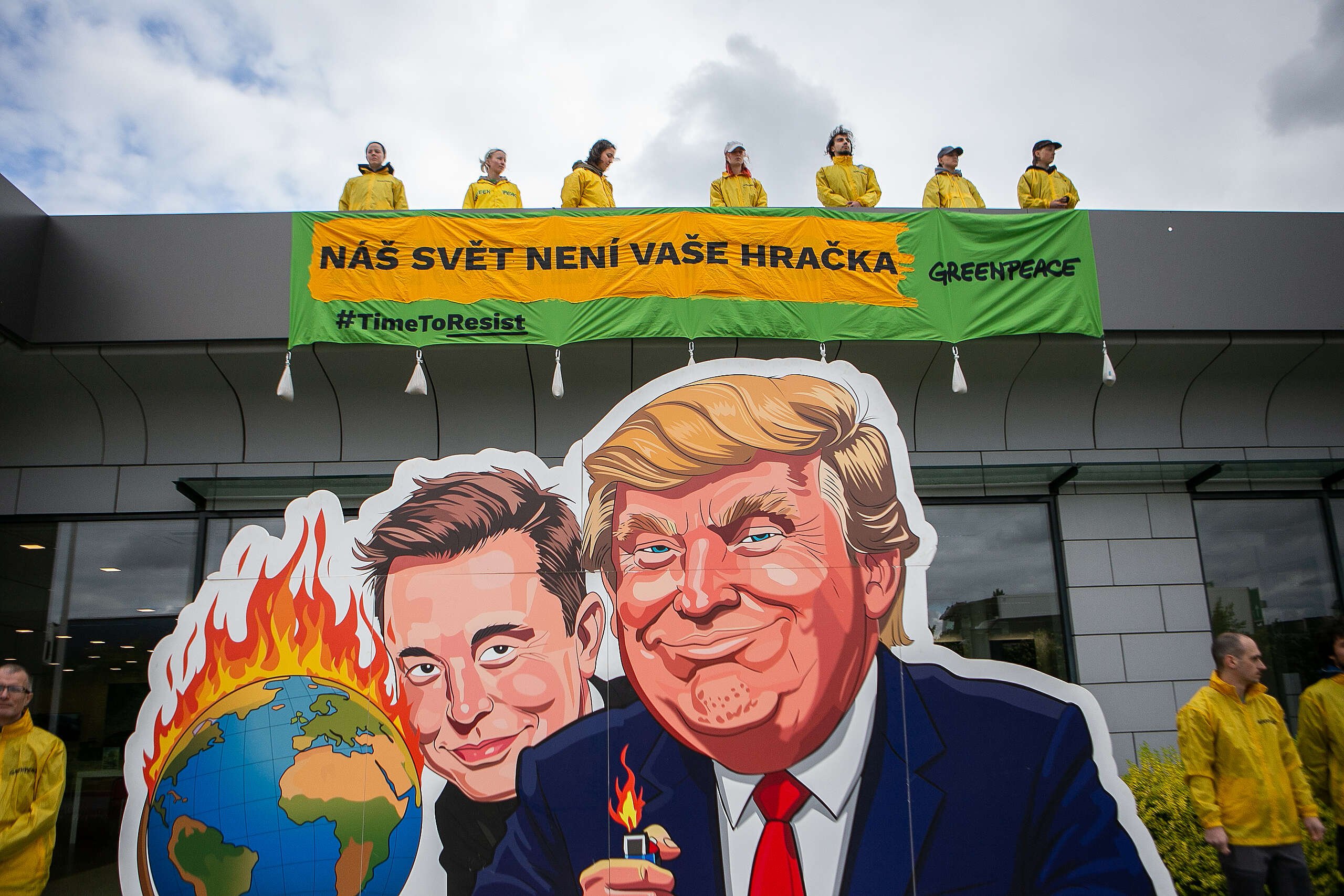 Greenpeace ČR protestuje v pražském sídle firmy Tesla proti chaosu, který miliardáři vnáší do demokracie i ochrany životního prostředí