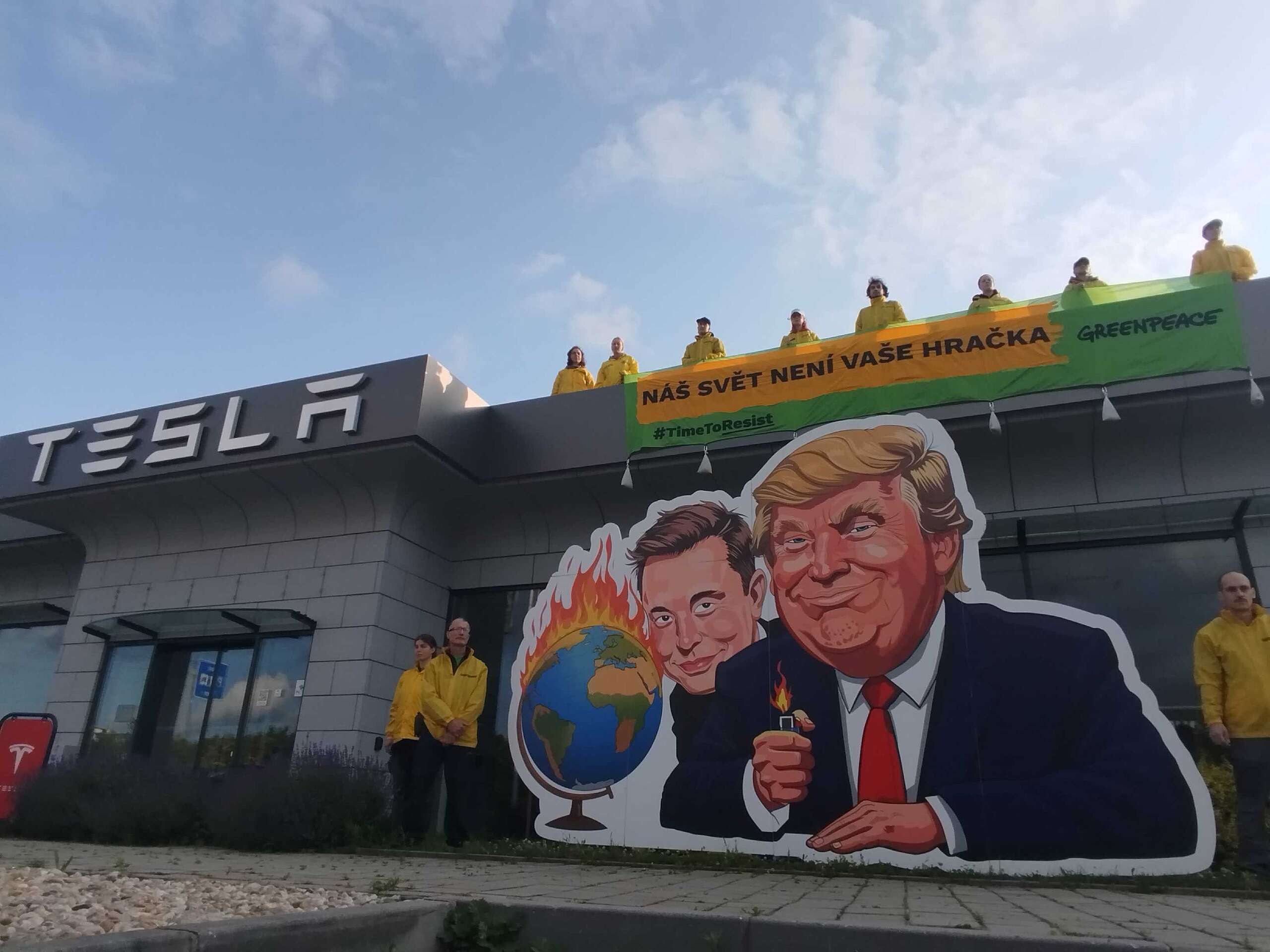 Greenpeace ČR protestuje v pražském sídle firmy Tesla proti chaosu, který miliardáři vnáší do demokracie i ochrany životního prostředí
