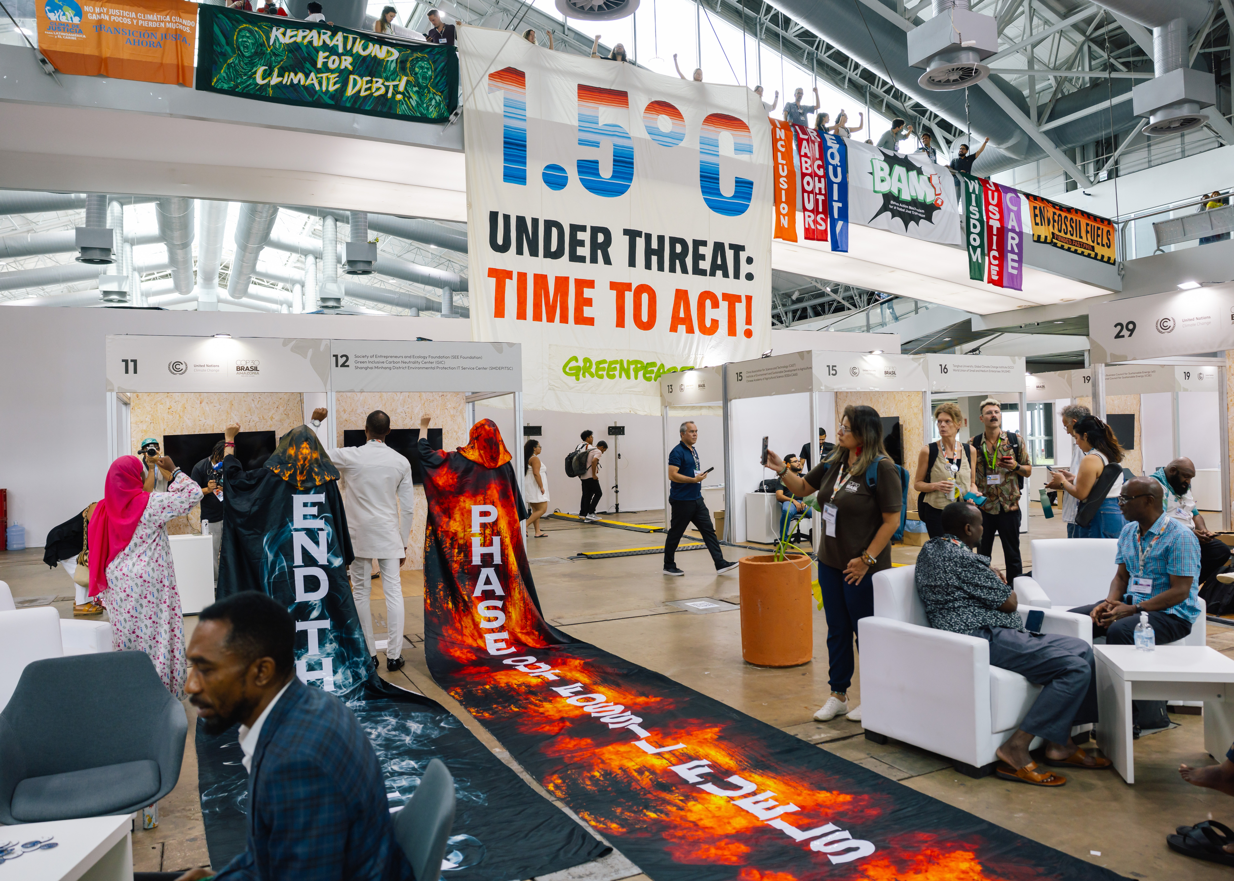 COP30 skončila zklamáním, závěrečná dohoda nezmiňuje fosilní paliva ani řešení deforestace