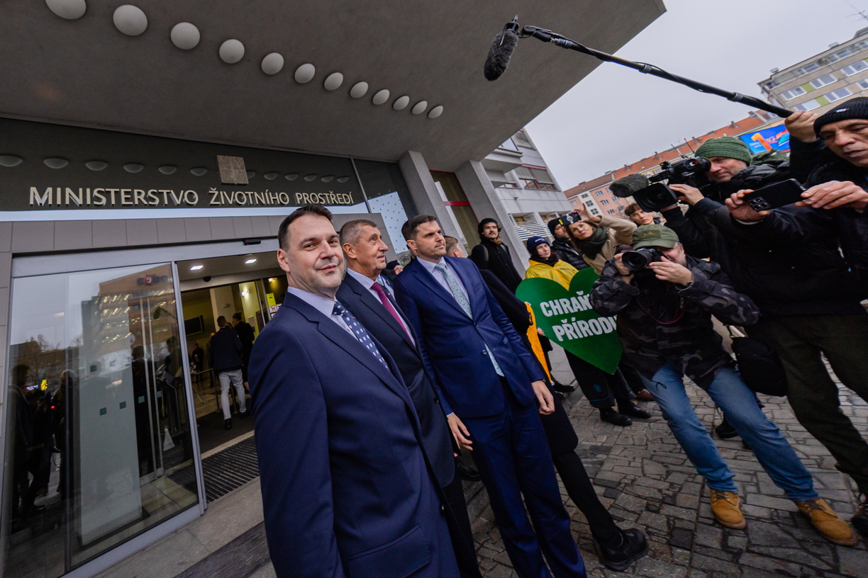 Na nekompetentnost Motoristů doplatí české domácnosti