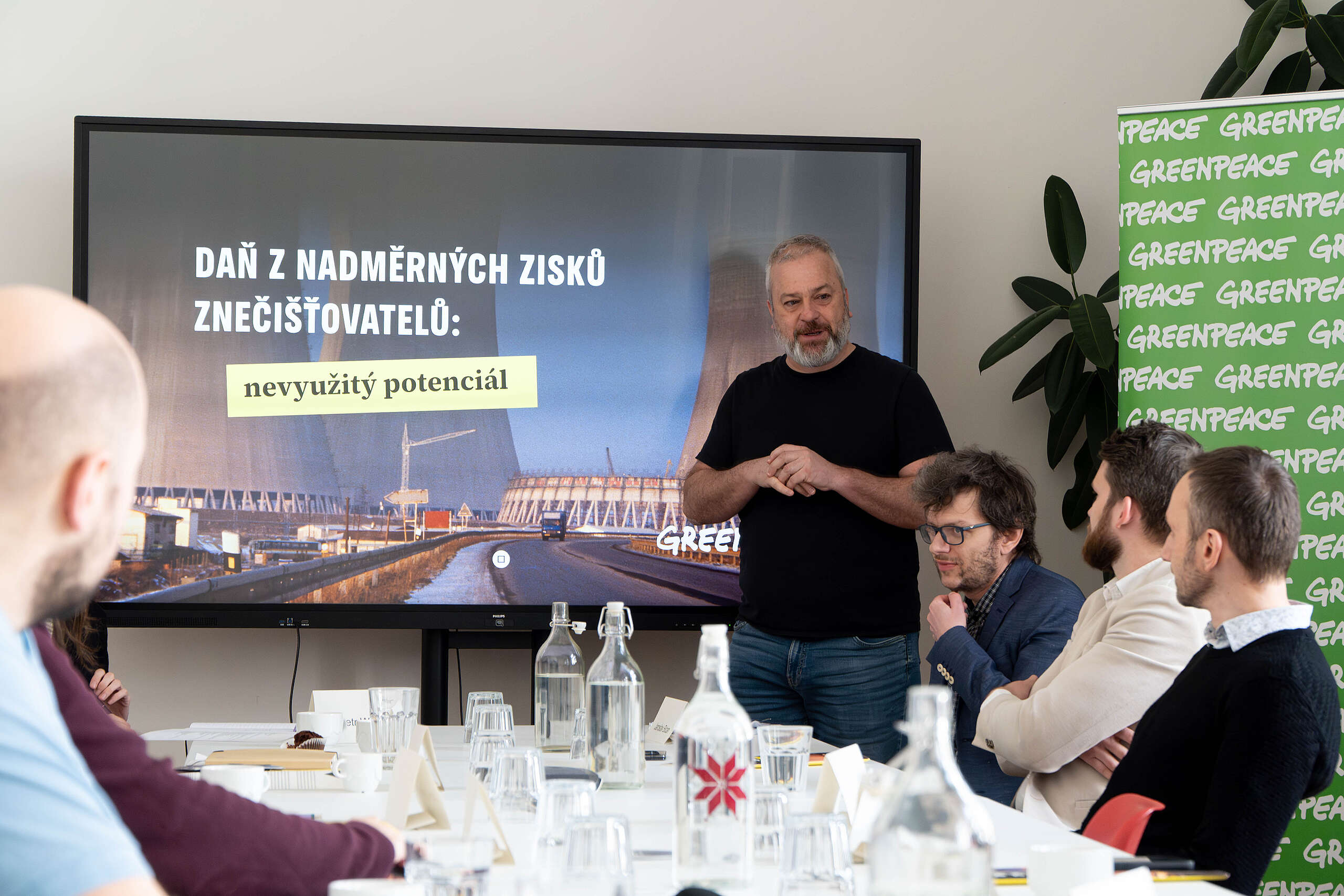 Fosilní firmy vydělávají na klimatické krizi, státy jejich nadměrné zisky nedovedou efektivně zdanit