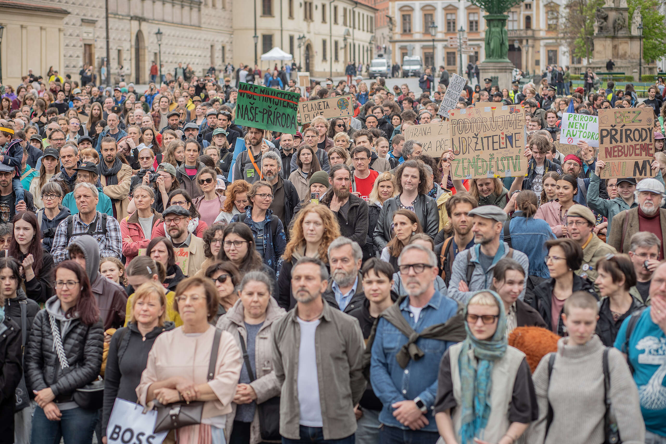 Varování se naplnilo: Na 2000 lidí protestují proti ničení životního prostředí a rozvracení veřejných institucí Motoristy