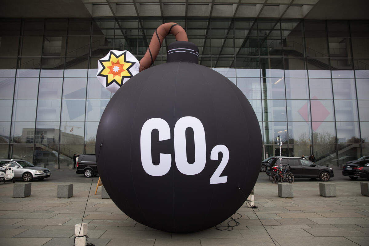Návrh revize systému EU ETS1 oslabuje motivaci ke snižování emisí a nahrává velkým znečišťovatelům, varují ekologické organizace