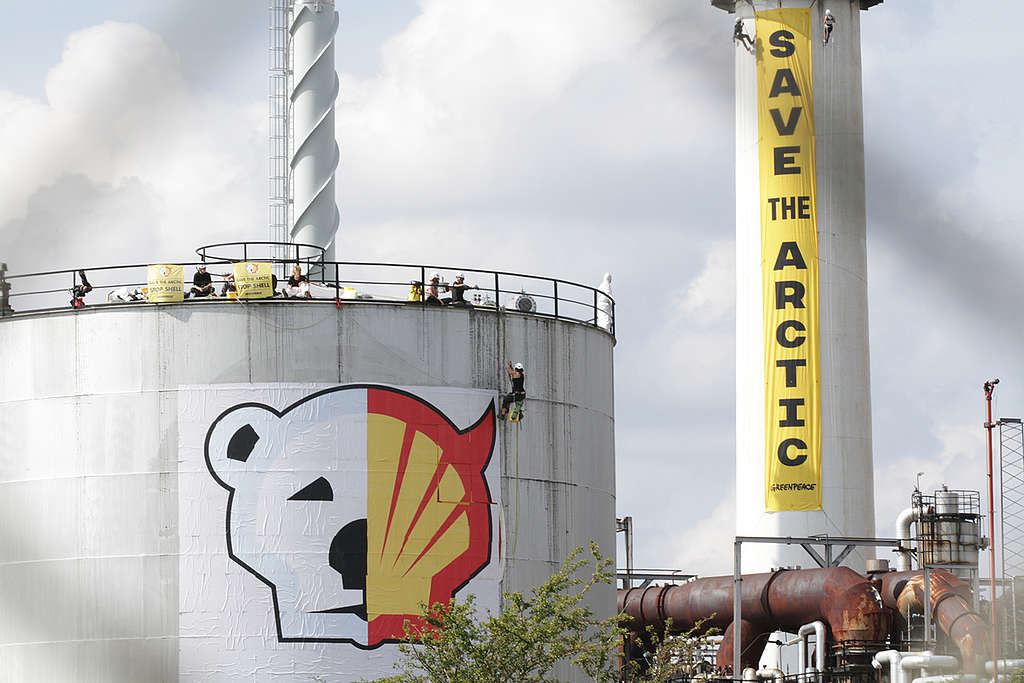 2015: Olieselskabet Shell annoncerer, at de opgiver deres planer for olieboring i Arktis efter hård modstand fra Greenpeace.