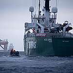 Greenpeace-skibet Arctic Sunrise følger efter boreplatformen fra olieselskabet BP © Greenpeace / Jiri Rezac