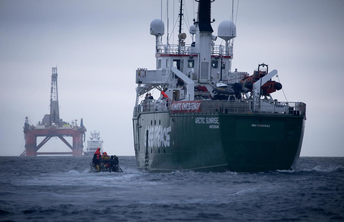 Greenpeace-skibet Arctic Sunrise følger efter boreplatformen fra olieselskabet BP © Greenpeace / Jiri Rezac