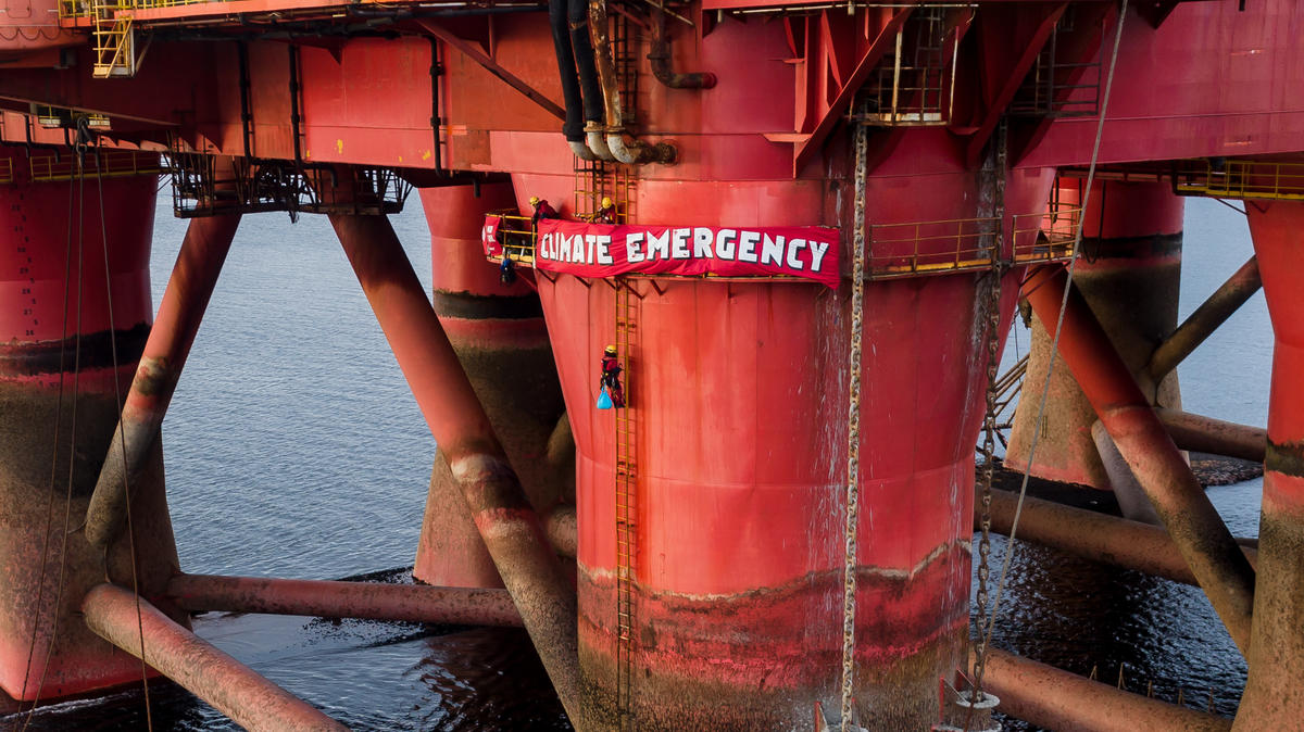 Aktivister fra Greenpeace ombord på BP’s boreplatform i Cromarty Firth, Skotland. © Greenpeace