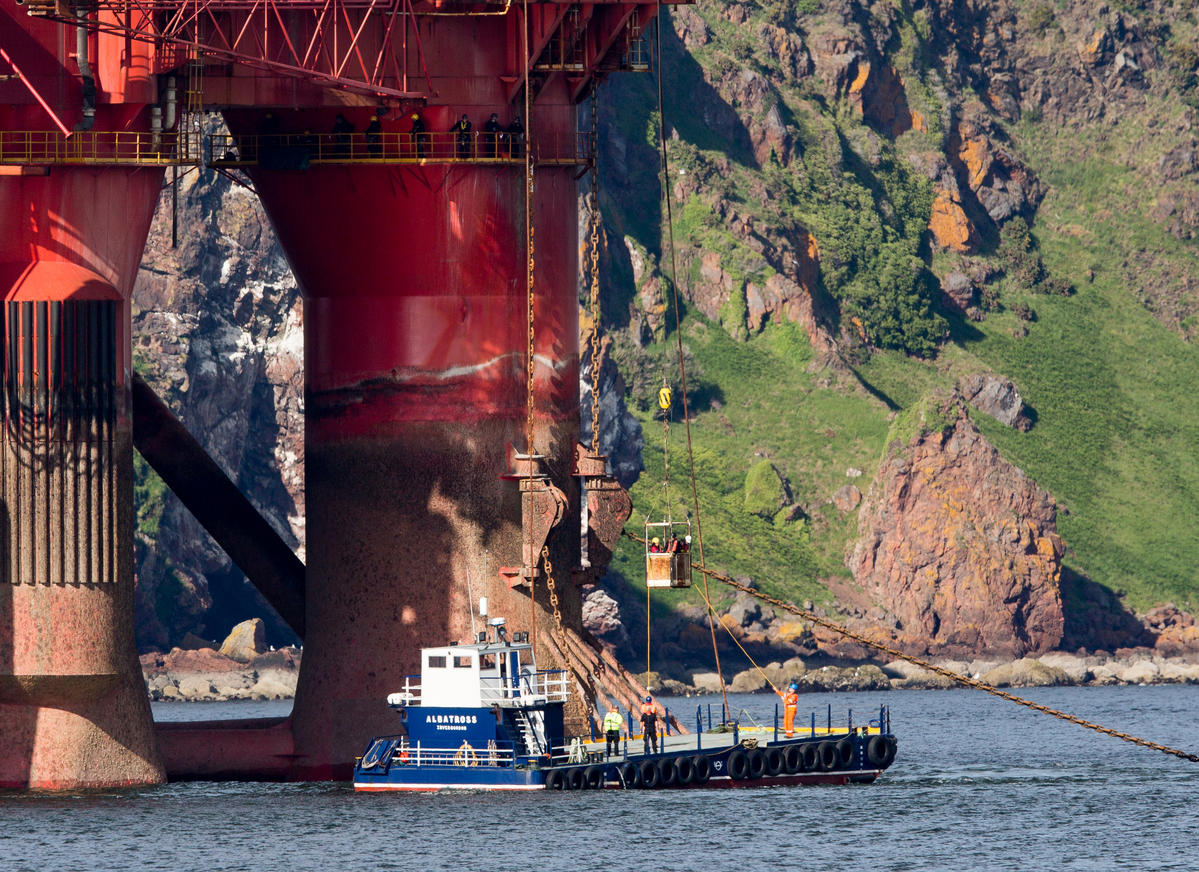 To aktivister fra Greenpeace bliver anholdt på BP’s boreplatform i Skotland. © Greenpeace