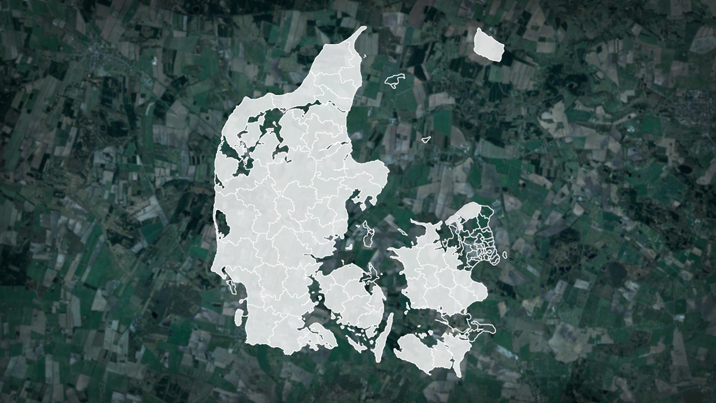 Danmarkskort i grafik lagt oven på et satellitbillede af landbrugsland