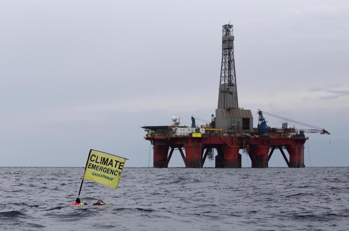 Swimmer in front of BP Oil Rig in North Sea. © Greenpeace