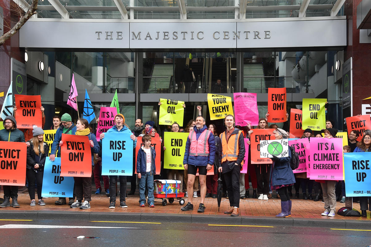 Aktivister protesterer uden for OMV-kontoret i Wellington. © Greenpeace / Marty Melville