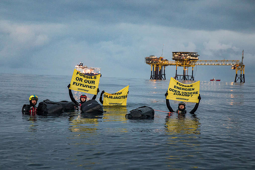 Project North Sea: Activists Swim to Oil Rig in Denmark. © Andrew McConnell / Greenpeace