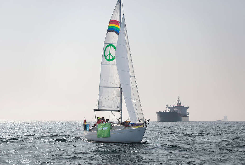 Greenpeace’s nyeste skib, Tanker Tracker, lagde sig foran tankskibet Louie 25. marts 2022 og formåede både at sænke skibet og ændre dets kurs flere gange.
