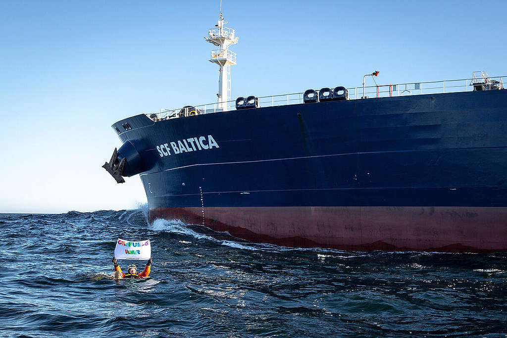 OIL FUELS WAR stod der på banneret i hænderne på vores programchef Sune, da han svømmede i vejen for olietankeren SCF Baltica 19. marts 2022. 