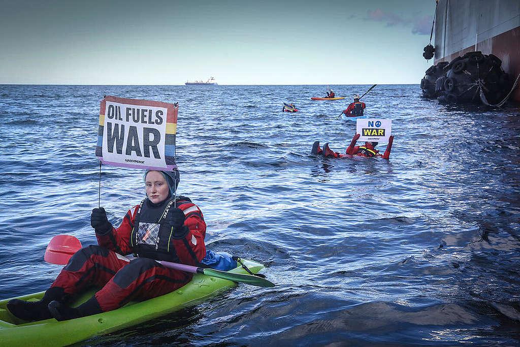 Med tre kayaktivister og tre svømmere lagde vi os i vejen for et omlastning af olie mellem to tankskibe 31. marts 2022. Her i front er den norske aktivist Amanda. 