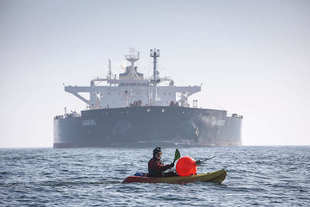 Sydvest for Lolland placerede den 18. marts blandt andre kayaktivisten Mathilde sig i vejen for tankskibet Waikiki med 100.000 tons råolie om bord vurderet til at tjene 448 millioner kroner - eller godt og vel 18 russiske tanks