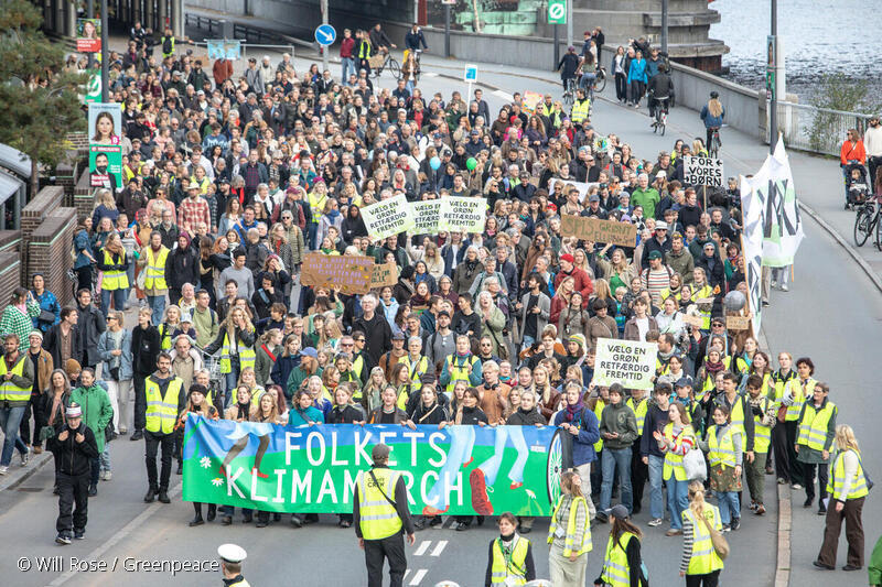 Stor menneskemængde samlet til demonstration, hvor de kræver grøn omstilling