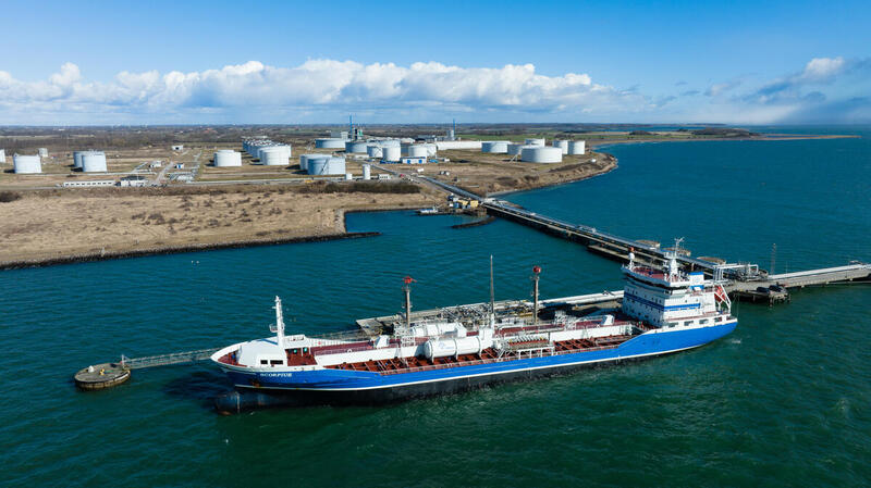 Et skib ses i gang med at overføre sin last af giftigt spildevand fra den norske olieindustri til rensningsanlægget RGS Nordic ved Skælskør. De giftstoffer, der ikke kan fjernes, udledes senere i det miljøbelastede Agersø Sund.  
