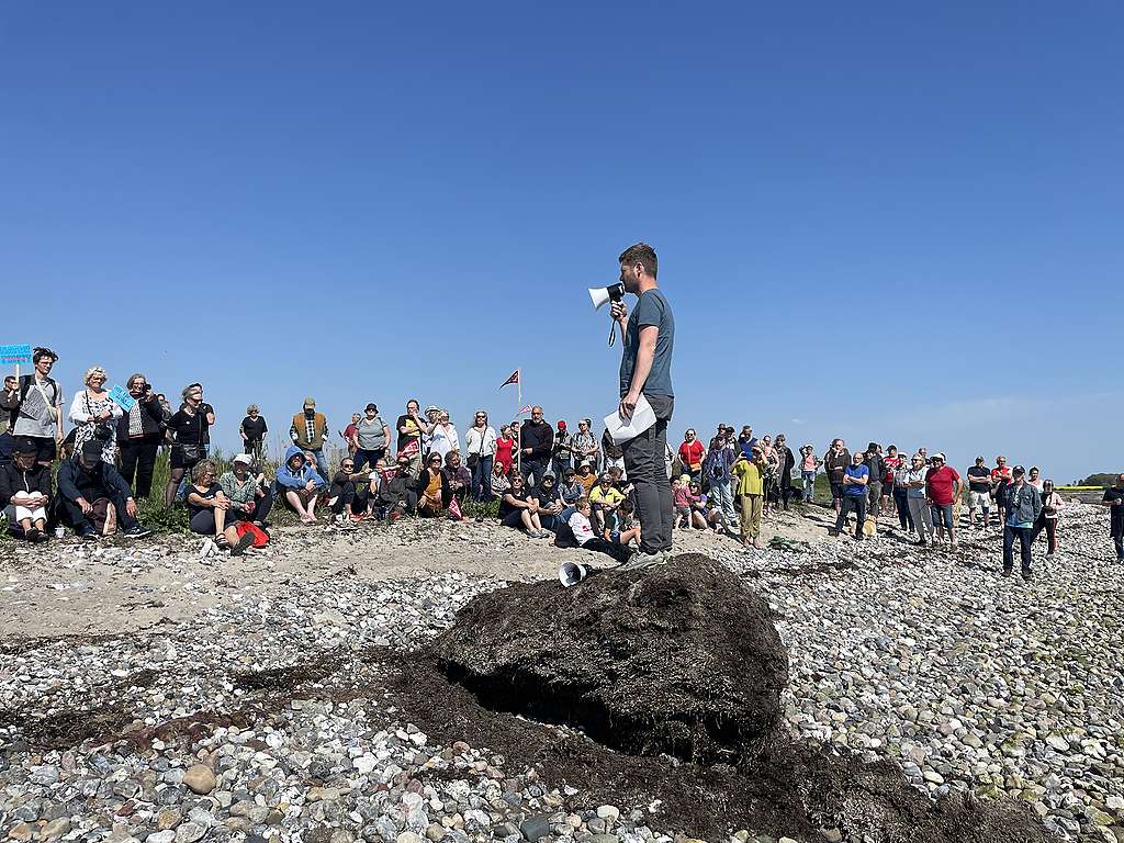 Demonstration på stranden foran RGS Nordic Demonstration på stranden foran RGS Nordic