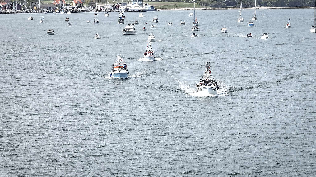 Omkring 60 både sejlede samlet fra Agersø Havn til området ud for RGS Nordic, hvor udledningsrøret er Omkring 60 både sejlede samlet fra Agersø Havn til området ud for RGS Nordic, hvor udledningsrøret er