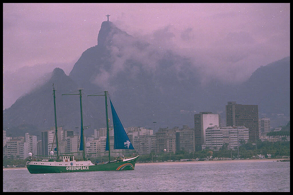 RAINBOW WARRIOR arriving in Rio de Janeiro, Brazil, as part of Greenpeace's presence at the Earth Summit. © Greenpeace / Steve Morgan