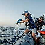 Forsker Paola Sangolqui og rejseleder Sophie Cooke  tager eDNA (Environmental DNA) prøver i internationalt farvand et sted mellem Galapagos og Ecuador. Foto: Markus Mauthe