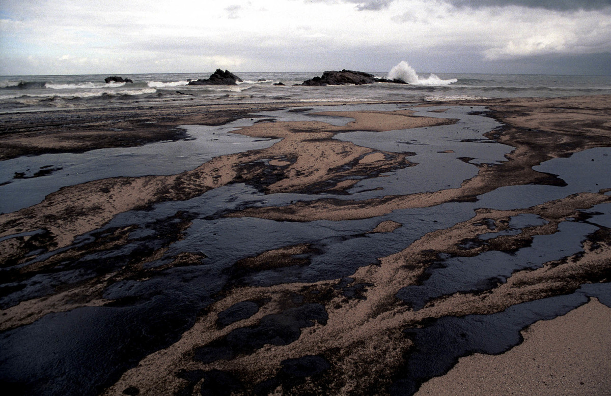 Crude Oil Spill on Beach in Galicia. © Greenpeace / Pedro Armestre