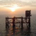 Det eneste der i dag indikerer, at der her er et oliefelt, er dette jacket-fundament, der er Hejre-platformens bærende struktur. Det har stået der i ti år, men feltet har aldrig været i drift.