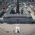Aktivister fra Greenpeace og Fossilfri Fremtid rullede i lørdags dette kæmpe banner ud foran Christiansborg, i protest mod at Danmark har givet tilladelse til at starte produktion i et helt nyt oliefelt i Nordsøen, Hejre-feltet.
