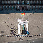 I maj 2024 rullede aktivister fra Greenpeace og Fossilfri Fremtid dette kæmpe banner ud foran Christiansborg, i protest mod at Danmark havde givet tilladelse til at starte olieproduktion i Hejre-feltet i Nordsøen.