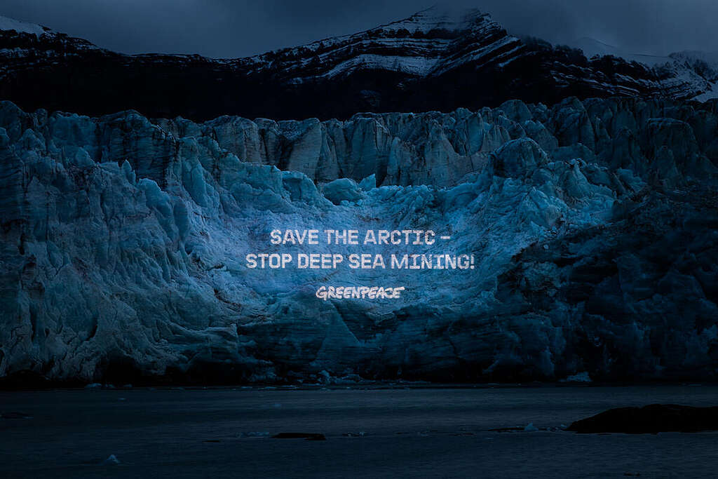 Light Projection on the Glacier in the Arctic. © Bianca Vitale / Greenpeace På turen til Arktis projekterede aktivister fra Greenpeace International, Nordic og Tyskland budskaber op fra folk, der er imod minedrift på havbunden. Her er det budskabet “Save The Arctic - Stop deep sea mining!” som er projekteret op på Svea-gletsjeren i Svalbard © Bianca Vitale / Greenpeace© Bianca Vitale / Greenpeace