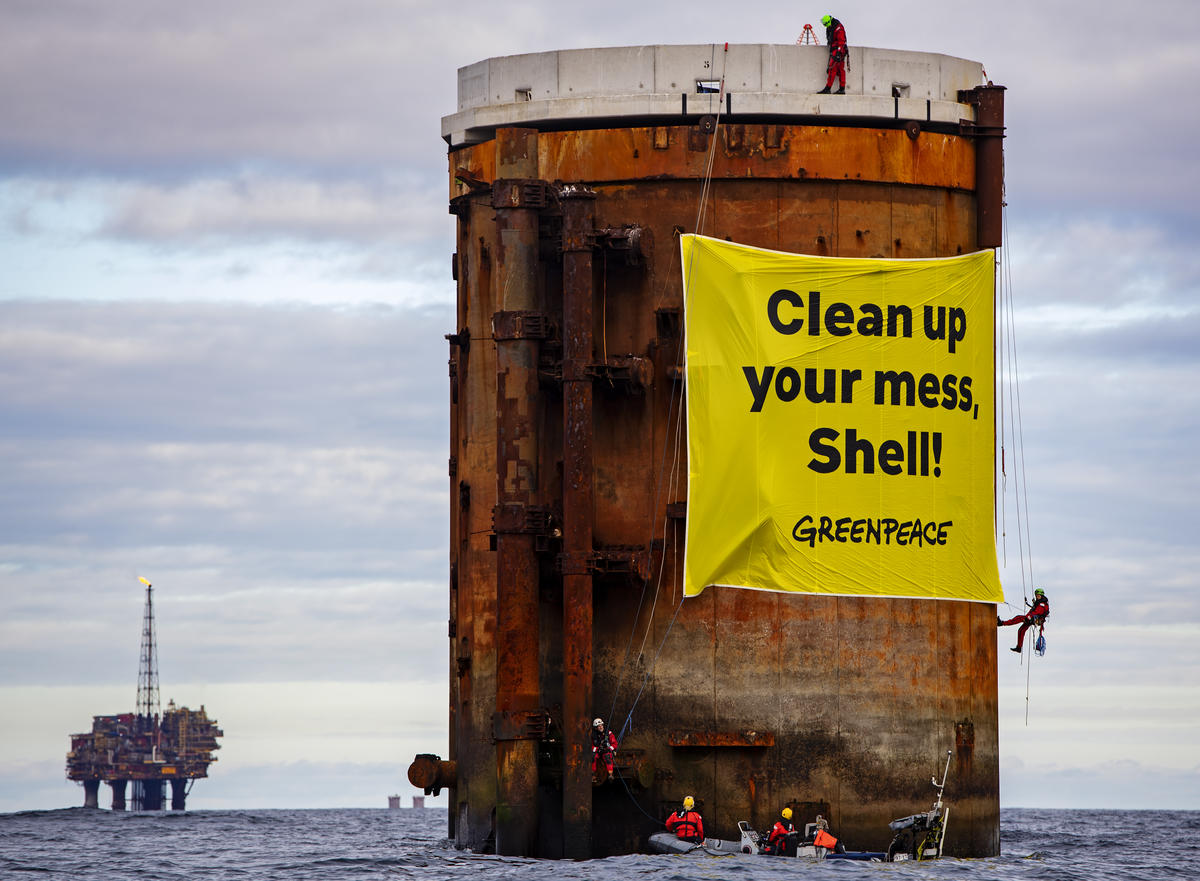 Protests on Shell Brent Oil Platforms in the North Sea. © Marten van Dijl / Greenpeace Protests on Shell Brent Oil Platforms in the North Sea. © Marten van Dijl / Greenpeace