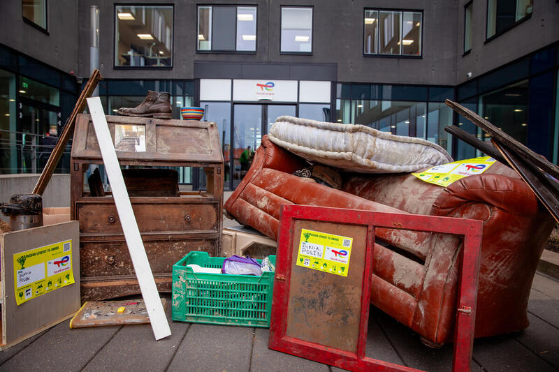 Greenpeace-aktivister bringer vraggods fra klimakatastrofer til TotalEnergy i Esbjerg Greenpeace-aktivister bringer vraggods fra klimakatastrofer til TotalEnergy i Esbjerg