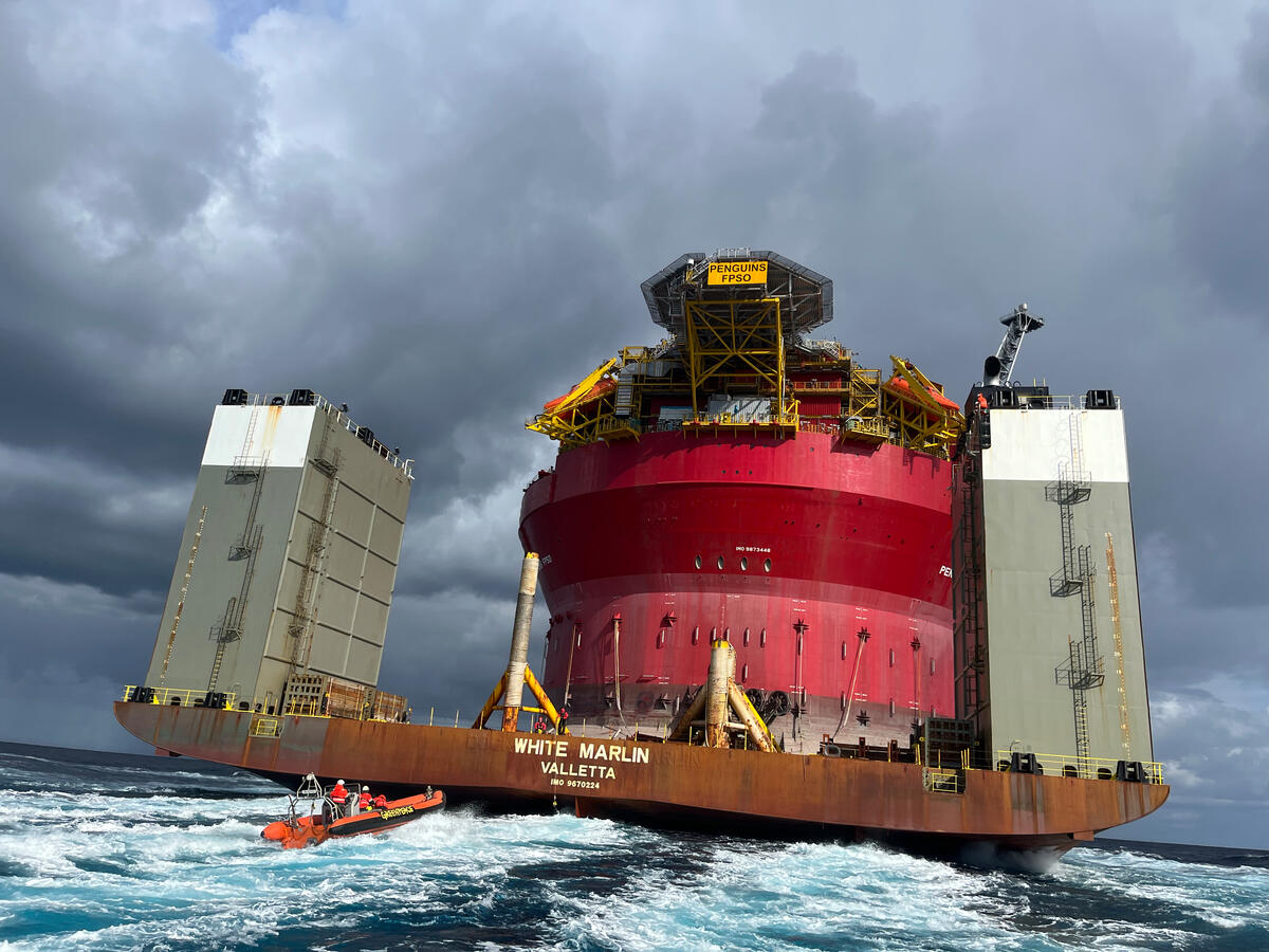 Greenpeace-aktivister i gummibåde nærmer sig Shell-platformen, som var på vej til et andet borested. Aktivisterne gik derefter om bord på platformen med beskeden: "Stop drilling. Start paying” i en fredelig protest mod klimakrisen forårsaget af Shell og andre oliegiganterne - uden at de betaler en krone for ødelæggelserne.
