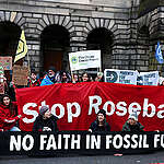 Greenpeace-aktivister stod klar udenfor den skotske Court of Session i Edinburgh, da sagen omkring oliefelterne Rosebank og Jackdaw begyndte den 12. november 2024.