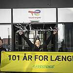 Greenpeace besøgte i denne uge TotalEnergies hovedkontor i Esbjerg for at markere oliegigantens 101-års fødselsdag med sang og konfetti.